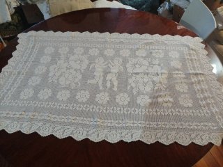 Centrotavola uncinetto floreale e putti