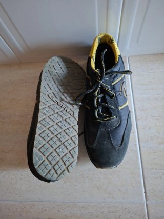 Botas de seguridad negras y amarillas