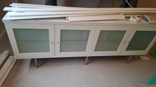 Mueble de comedor con estantes flotantes