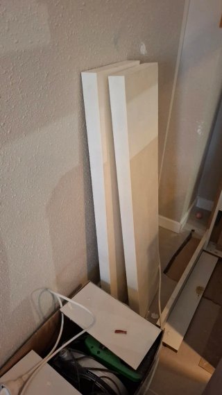 Mueble de comedor con estantes flotantes