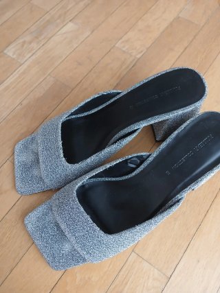 Sandalias plateadas tacón cuadrado Talla 40