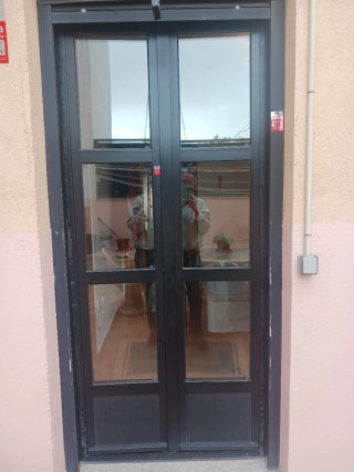 Puerta balcón aluminio negro