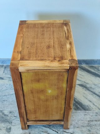 Mesita de noche de madera