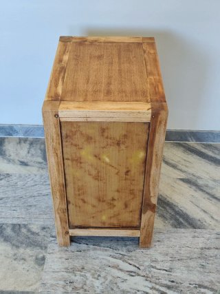 Mesita de noche de madera