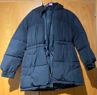 Abrigo negro acolchado