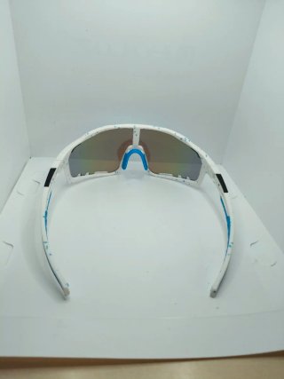 Gafas de sol deportivas blancas y azules
