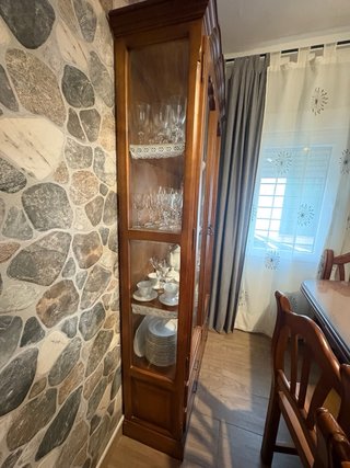 Vitrina de salón de madera y cristal