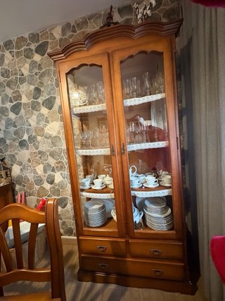 Vitrina de salón de madera y cristal