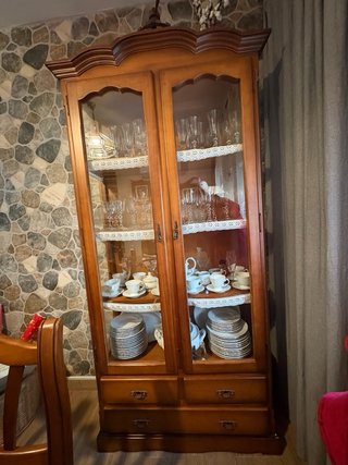 Vitrina de salón de madera y cristal