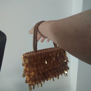 Bolso de fiesta dorado con lentejuelas