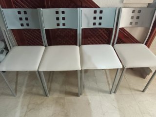 Mesa de salón con 4 sillas