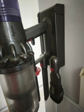 Piezas Dyson V11: Cuerpo, Accesorios y anclaje.