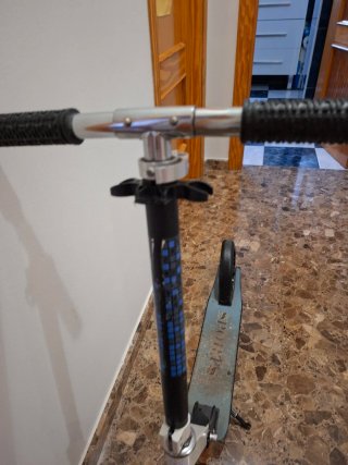 Patinete infantil blanco y negro