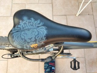 Bicicleta infantil Btwin gris y amarilla