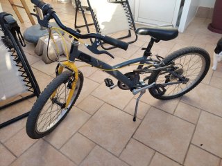 Bicicleta infantil Btwin gris y amarilla