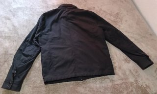 Abrigo negro hombre con capucha
