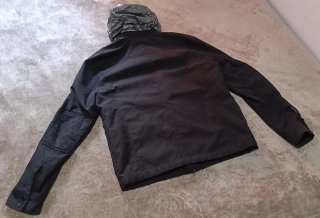 Abrigo negro hombre con capucha