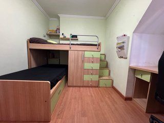 Habitación juvenil cama tren escalones y escritori