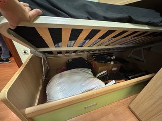 Habitación juvenil cama tren escalones y escritori