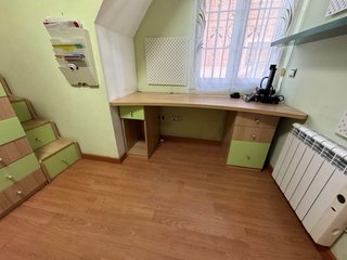 Habitación juvenil cama tren escalones y escritori