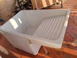 Pila de lavado blanca con escurridor