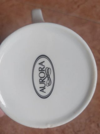 Taza de porcelana con flores lavanda