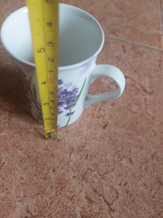 Taza de porcelana con flores lavanda