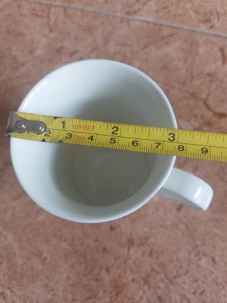 Taza de porcelana con flores lavanda