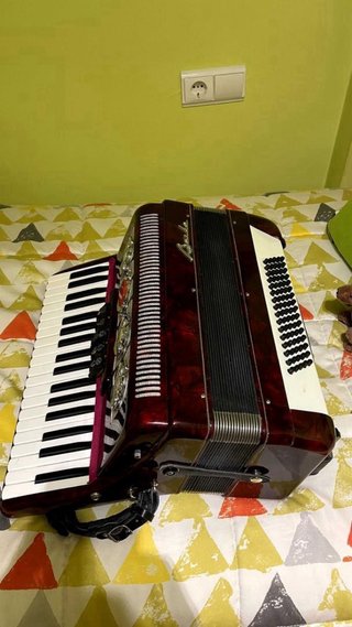 Acordeón Rojo Oscuro