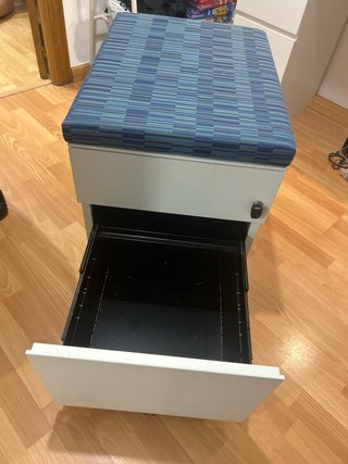 Cajonera Herman Miller con asiento y llave