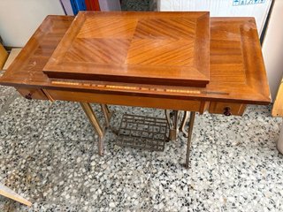Mesa de coser vintage Alfa