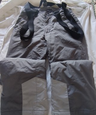Pantalón de nieve con tirantes gris. Talla M.