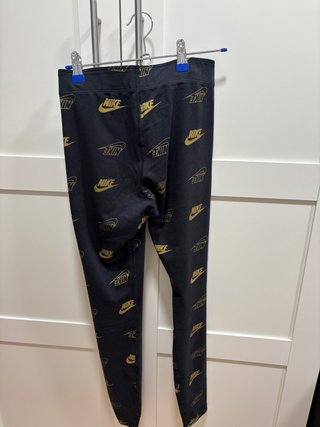 Pantalones Nike negros con logo dorado