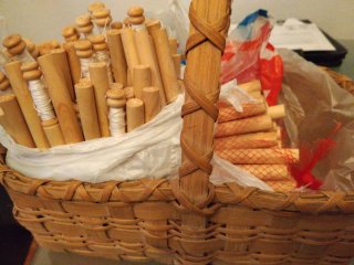 Lote bolillos madera con hilo y cesta