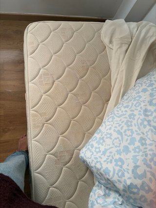 Colchón y somier de madera