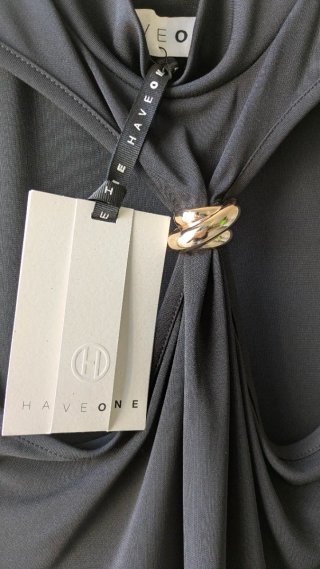 Top nero elegante HaveOne con anello dorato