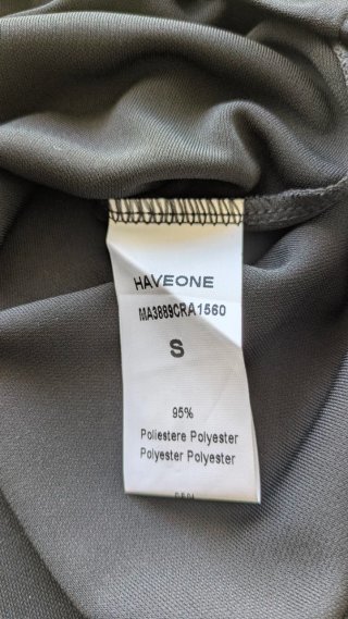 Top nero elegante HaveOne con anello dorato