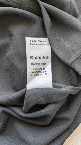 Top nero elegante HaveOne con anello dorato