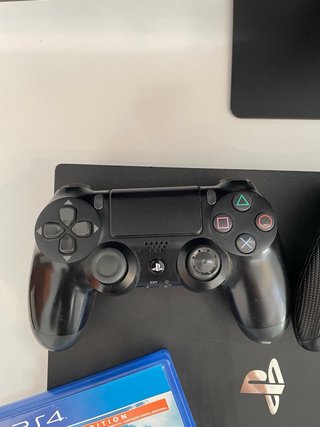 PS4 Pro + 2 Juegos + 2 Mandos