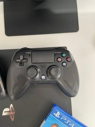 PS4 Pro + 2 Juegos + 2 Mandos