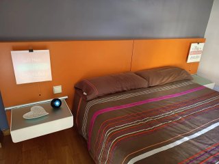 Cabecero con mesillas flotantes y apliques luz