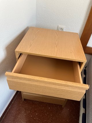 Mesita de noche de madera