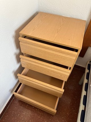 Mesita de noche de madera