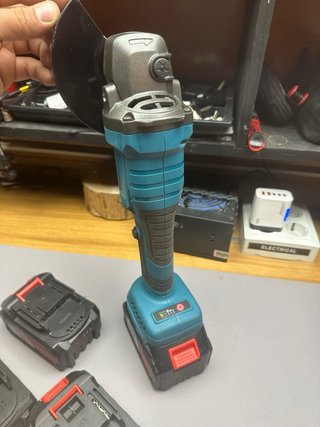 Radial a batería 21V + 4 baterías y 2 cargadores