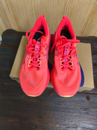 Zapatillas ASICS Novablast 5 Coral  Talla 45