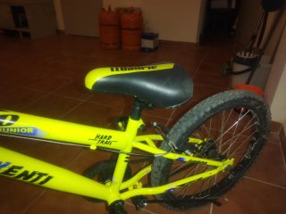 Bicicleta infantil amarilla