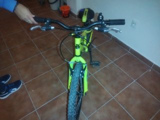 Bicicleta infantil amarilla