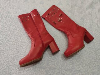 Botas rojas con adornos dorados