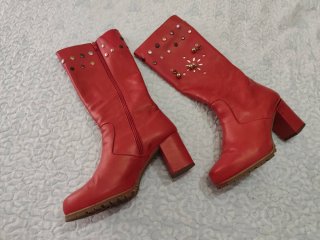 Botas rojas con adornos dorados