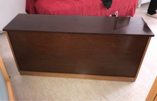 Cómoda de madera marrón caoba.